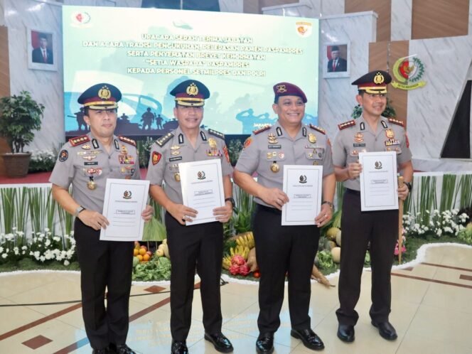 
					Dirreskrimsus, Kabidhumas, dan Kabidkum Polda Metro Jaya Terima Brevet Setia Waspada dari Danpaspampres