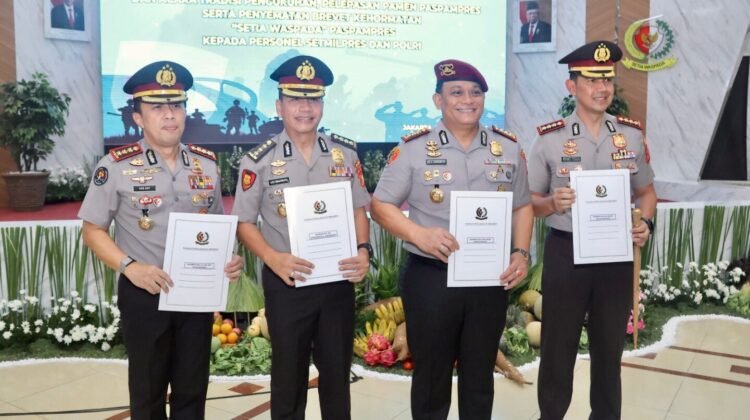 Dirreskrimsus, Kabidhumas, dan Kabidkum Polda Metro Jaya Terima Brevet Setia Waspada dari Danpaspampres