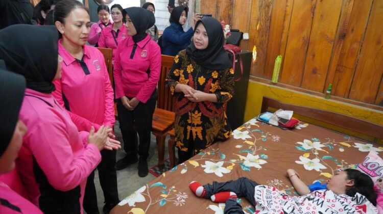 Ketua Umum Bhayangkari Kunjungi Aiptu Heri dan Anaknya yang Terbaring Sakit