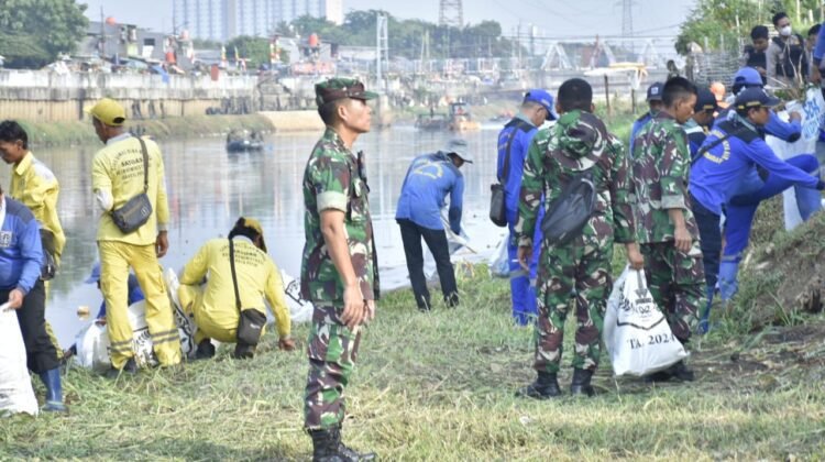 Prajurit TNI dan Masyarakat Bersih-bersih Kali Ciliwung