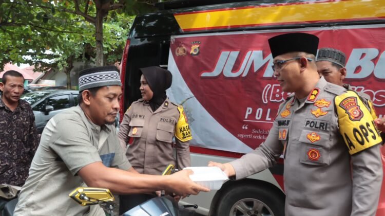 Kapolres Aceh Utara Gelar “Jumat Curhat” dan Berbagi Kasih di Masjid Agung Baiturrahim Lhoksukon