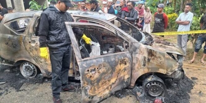 
					Mobil milik salah satu pendukung Pasangan SAH diduga dibakar OTK di Gampong Seuneubok Buloh, Kecamatan Darul Aman, Aceh Timur, pada Selasa (19/11/2024) dini hari. 