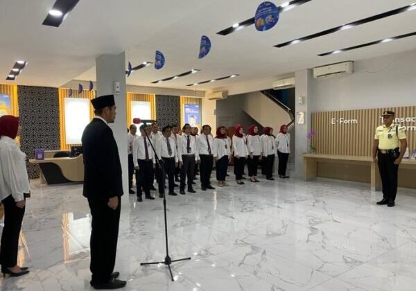 BRI Branch Office Lubuk Pakam memperingati Hari Pahlawan dengan melaksanakan upacara di Kantor BO Lubuk Pakam, Deli Serdang pada Minggu (10/11/2024).