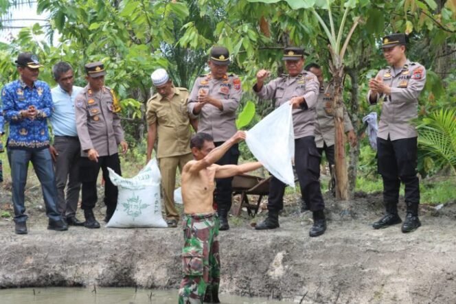 
					Program 100 Hari Kerja Presiden, Polres Batu Bara Tebar 3.000 Bibit Ikan