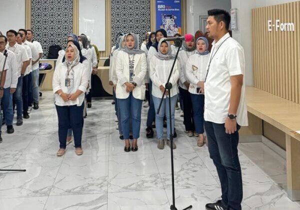 Branch Office Head BRI BO Lubuk Pakam Muhammad Maltha Agustira saat memimpin pengambilan sumpah pekerja BRI BO Lubuk Pakam pada (1/11/2024).