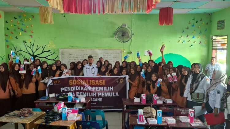  Komisi Independen Pemilihan (KIP) Kabupaten Aceh Tenggara menggelar sosialisasi Pemilihan Kepala Daerah (Pilkada) 2024 untuk pemilih pemula yang diikuti 50 Siswa-siswi perwakilan SMA, SMK dan MAN, pada Kamis (17/10/2024). 