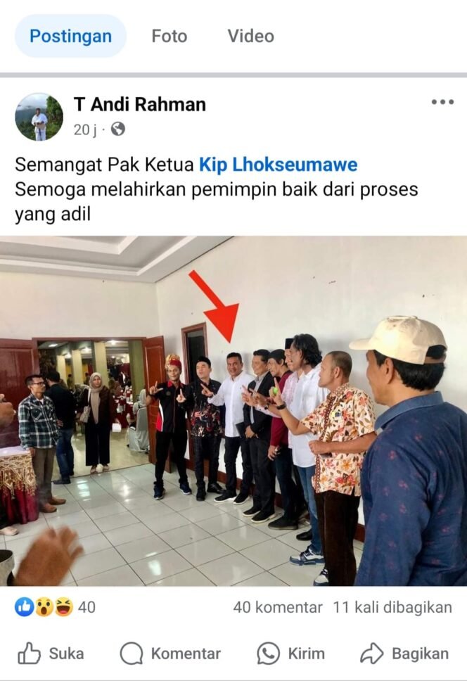 
					Tangkapan layar facebook yang menampilkan foto Ketua KIP Lhokseumawe berpose simbol 