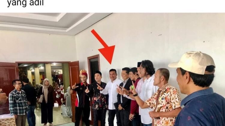 Tangkapan layar facebook yang menampilkan foto Ketua KIP Lhokseumawe berpose simbol "L". (harianpaparazzi.com/ist)