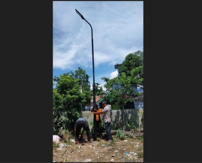 
					Pemasangan lampu tenaga surya serta pemberian bantuan bencana.