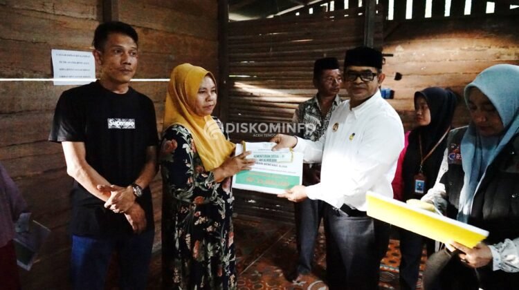 Pj. Bupati Agara Serahkan Santunan Korban Banjir Bandang