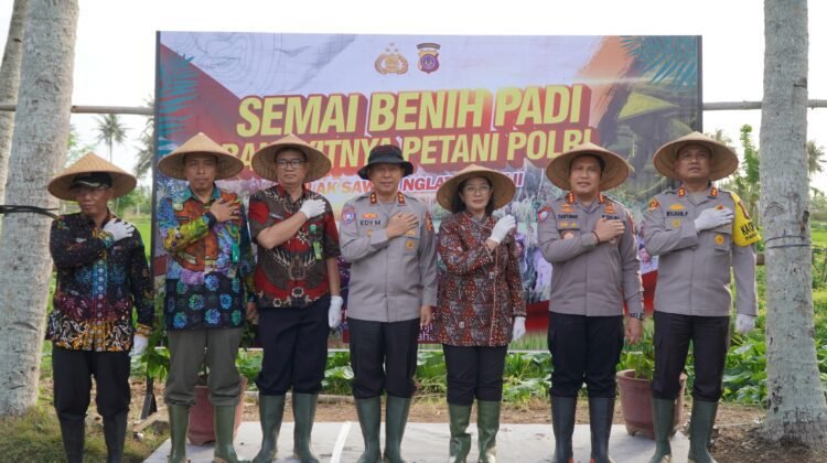 Dukung Ketahanan Pangan Nasional, Kakorbinmas Baharkam Polri Semai Padi di Kulonprogo