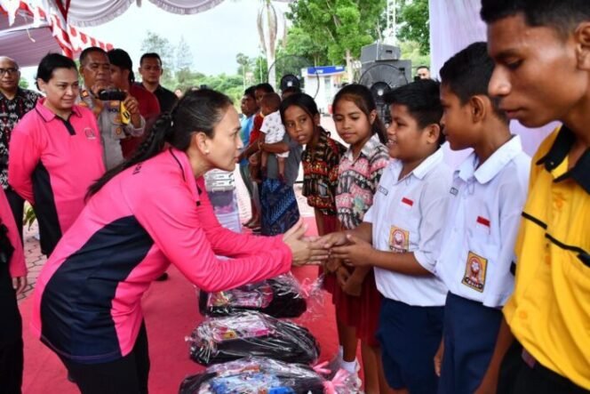 
					Kunjungan Ketua Umum Bhayangkari Ny. Juliati Sigit Prabowo ke Polres Kupang, Berikan Bantuan Kemanusiaan