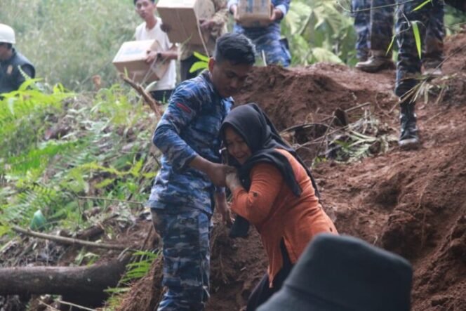 
					Personel Lanud Husein Sastranegara Tembus Daerah Terisolir Korban Bencana Alam Cianjur