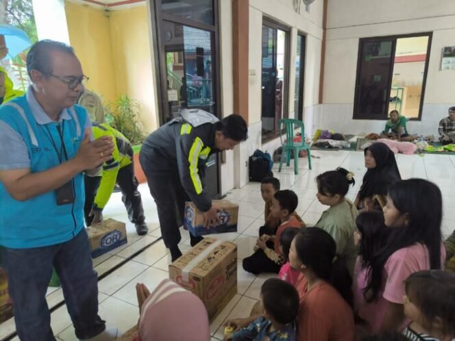 
					Banjir Bandang Terjang Sukabumi, Polri Evakuasi Ibu dan Bayi dari Gang Sempit