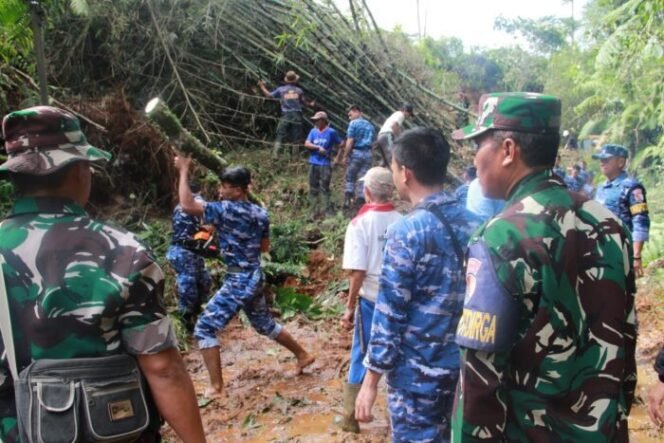 
					Tanggap Darurat Bencana, Personel Lanud Husein Bantu Warga Desa Sukakarya Buka Akses Jalan