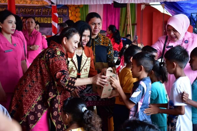 
					Ketua Umum Bhayangkari Rayakan Natal Bersama Korban Erupsi Gunung Lewotobi