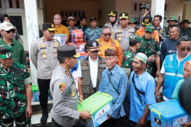 
					Kapolda Bersama Gubernur Jabar Tinjau Lokasi Bencana di Sukabumi
