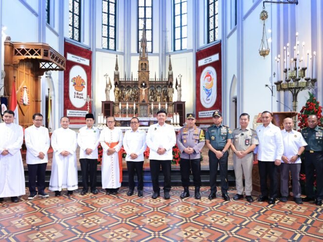 
					Misa Malam Natal Menkopolkam-Kapolri Sambangi Gereja Katedral Jakarta