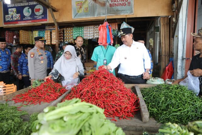 
					Pj Wali Kota Lhokseumawe Pantau Pasar Tradisional, Pastikan Harga Stabil Jelang Nataru