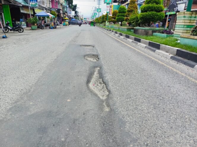 
					Jalan Bertaburan Lubang Serta Membahayakan Pengendara, Aktivis Minta BPJN Aceh Memperbaiki