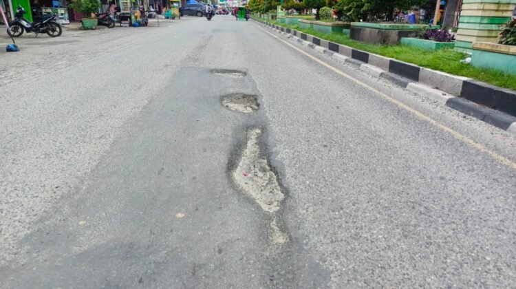 Jalan Bertaburan Lubang Serta Membahayakan Pengendara, Aktivis Minta BPJN Aceh Memperbaiki