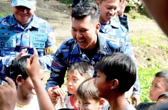 
					Selain Berikan Bantuan Logistik, Personel Lanud Husein Sastranegara Melaksanakan Trauma Healing di Kabupaten Cianjur