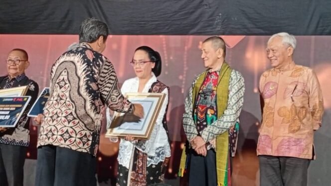 
					Lestarikan Bahasa, Sastra dan Aksara, Dr Sri Ratna Raih Apresiasi PIN Emas Dari Kundha Kabudayan Kota Yogyakarta