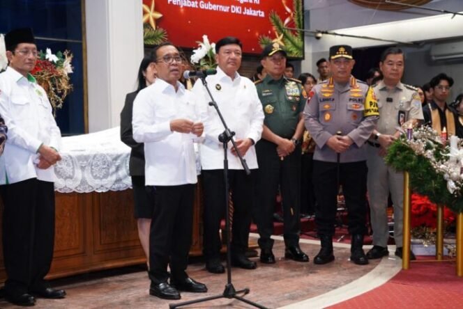 
					Jelang Ibadah Malam Natal, Menko Polkam-Kapolri Tinjau Gereja GKI Samanhudi dan Gereja Immanuel