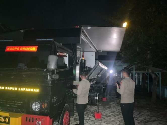 
					Tim SAR Satbrimob Polda Jateng ke Lokasi Longsor Bantu Cari Korban Hilang dan Siapkan Dapur Lapangan