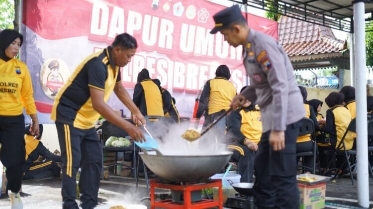 Buka Dapur Umum, 3.000 Paket Nasi Dibagikan Polres Brebes Bantu Warga Terdampak Banjir