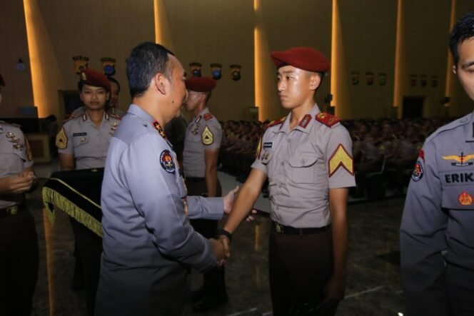 
					Pin Brivet Dari KadivHumas Untuk 10 Taruna Akpol Nilai Sertifikasi Kehumasan Terbaik