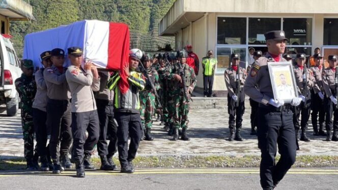 
					Gugur Dalam Tugas, Jenazah Bripka Anumerta Ronald M. Enok Dimakamkan di Sentani