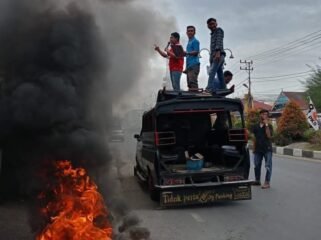 Ketua Barisan Sepuluh Pemuda Aceh Tenggara, Dahrinsyah saat melakukan orasi.