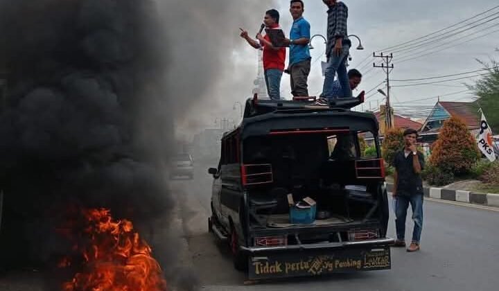 Ketua Barisan Sepuluh Pemuda Aceh Tenggara, Dahrinsyah saat melakukan orasi.