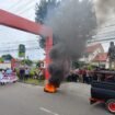 Aliansi Sepuluh Pemuda Demo di Depan Kantor Bupati Aceh Tenggara.