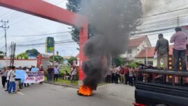 Aliansi Sepuluh Pemuda Demo di Depan Kantor Bupati Aceh Tenggara.