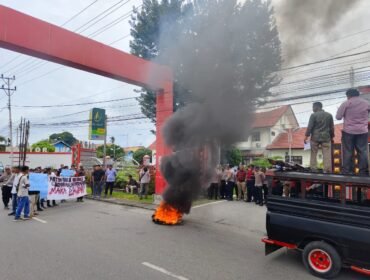 Aliansi Sepuluh Pemuda Demo di Depan Kantor Bupati Aceh Tenggara.