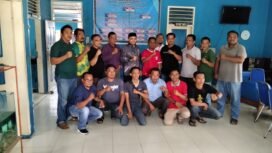 Anggota PWI Aceh Tenggara foto bersama Hatta Bulkaini anggota DPRA Aceh