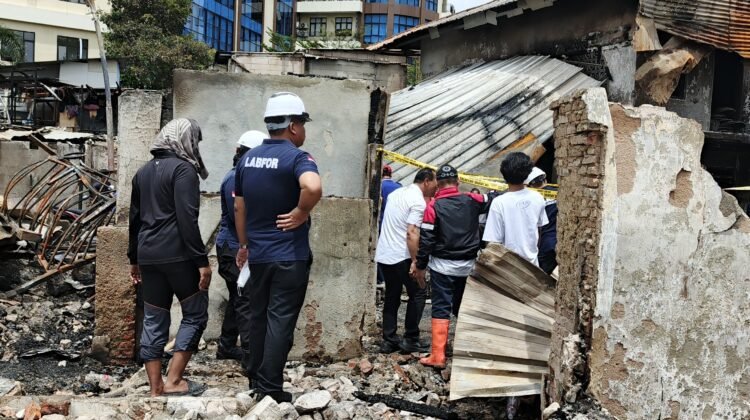 Tim Puslabfor Bareskrim Polri Olah TKP Kebakaran Kemayoran