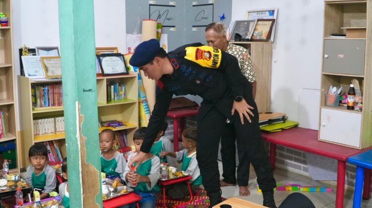 Brimob Polda Metro Jaya Bagikan Makanan Bergizi Gratis untuk Anak Jalanan di Karet