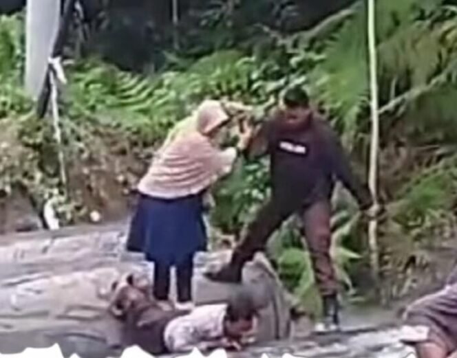 
					Bripka Syahid Rela Badannya dijadikan jembatan. Irwasum Polri: Ini Contoh Polisi Siap Melayani dan Melindungi Masyarakat