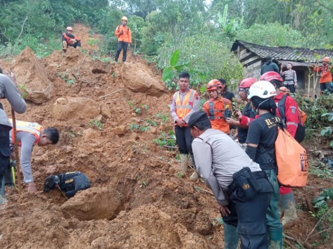 
					Brimob Bergerak Bantu Evakuasi Korban Banjir dan Longsor di Jateng