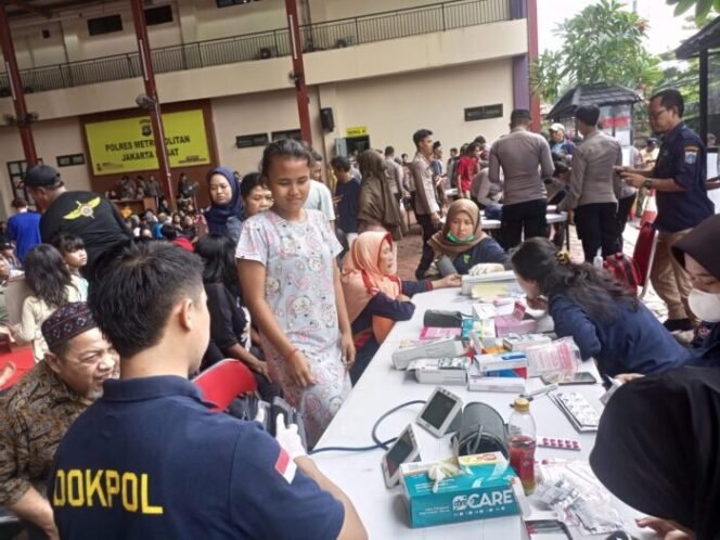 
					Kebakaran Kebon Kosong, Polres Metro Jakarta Pusat Gelar Bakti Kesehatan Lapangan