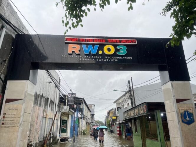 
					Banjir di Cengkareng, Polisi Evakuasi Warga yang Terjebak