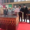 Ketua DPRK Denny Febrian Roza memberikan surat hasil penetapan kepada Bupati dan Wakil Bupati terpilih.