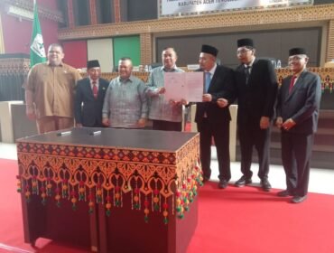 Ketua DPRK Denny Febrian Roza memberikan surat hasil penetapan kepada Bupati dan Wakil Bupati terpilih.