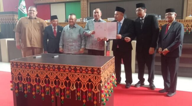 Ketua DPRK Denny Febrian Roza memberikan surat hasil penetapan kepada Bupati dan Wakil Bupati terpilih.