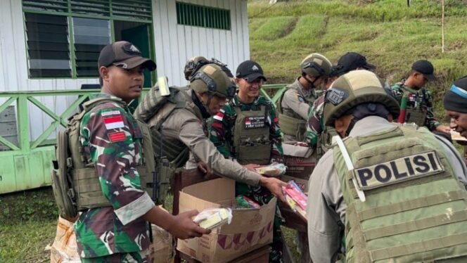 
					Bentuk Kepedulian Terhadap Warga Masyarakat, TNI-Polri Gelar Bakti Sosial di Distrik Kiwirok