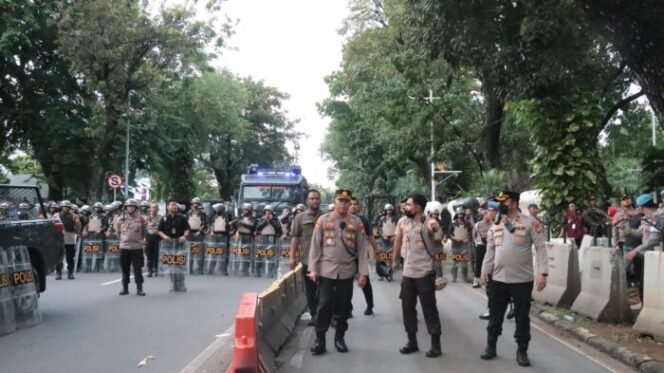 
					Polri Siagakan 2.460 Personel, Amankan Aksi Penyampaian Pendapat di Patung Kuda