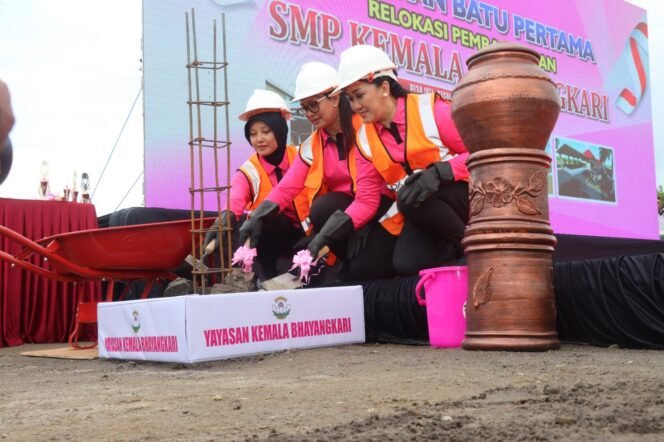 
					Peletakan Batu Pertama Oleh Ketum Yayasan Kemala Bhayangkari, Menandai Pembangunan SMP Kemala Bhayangkari